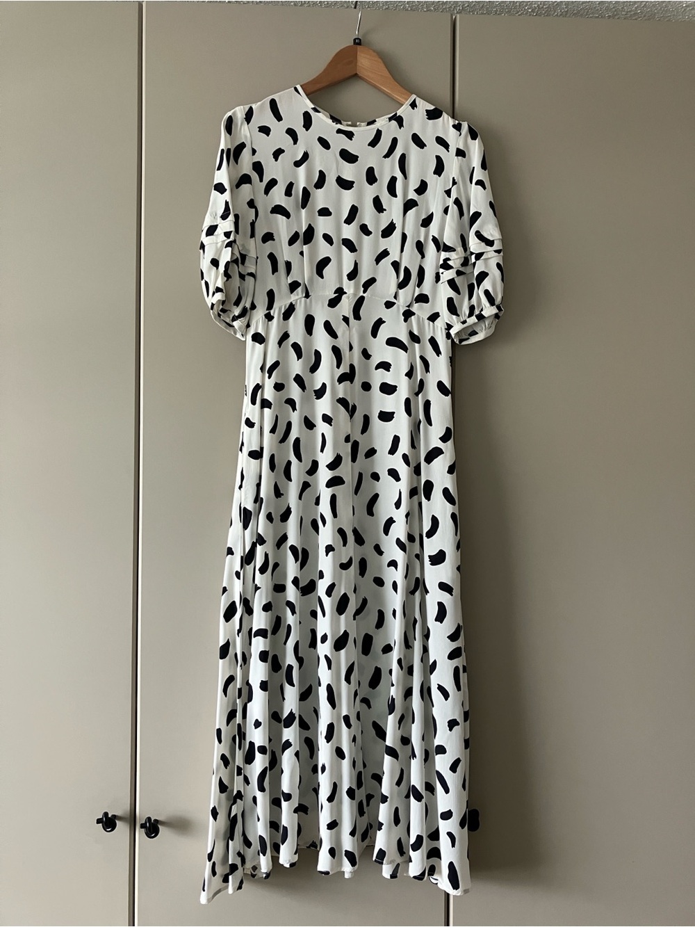Uniqlo C White & Black Midi Dress with Puff Sleeves